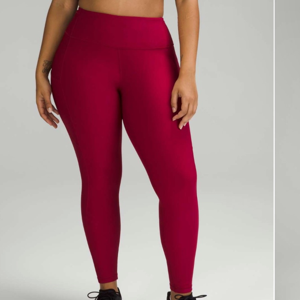 Lululemon Fast and Free High-Rise Fleece Tight 28"
Pomegranate size 4